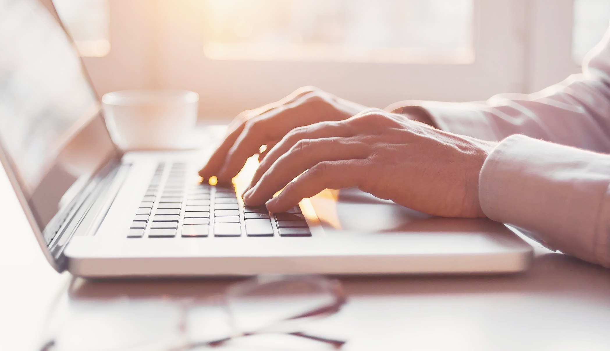 печатает на клавиатуре