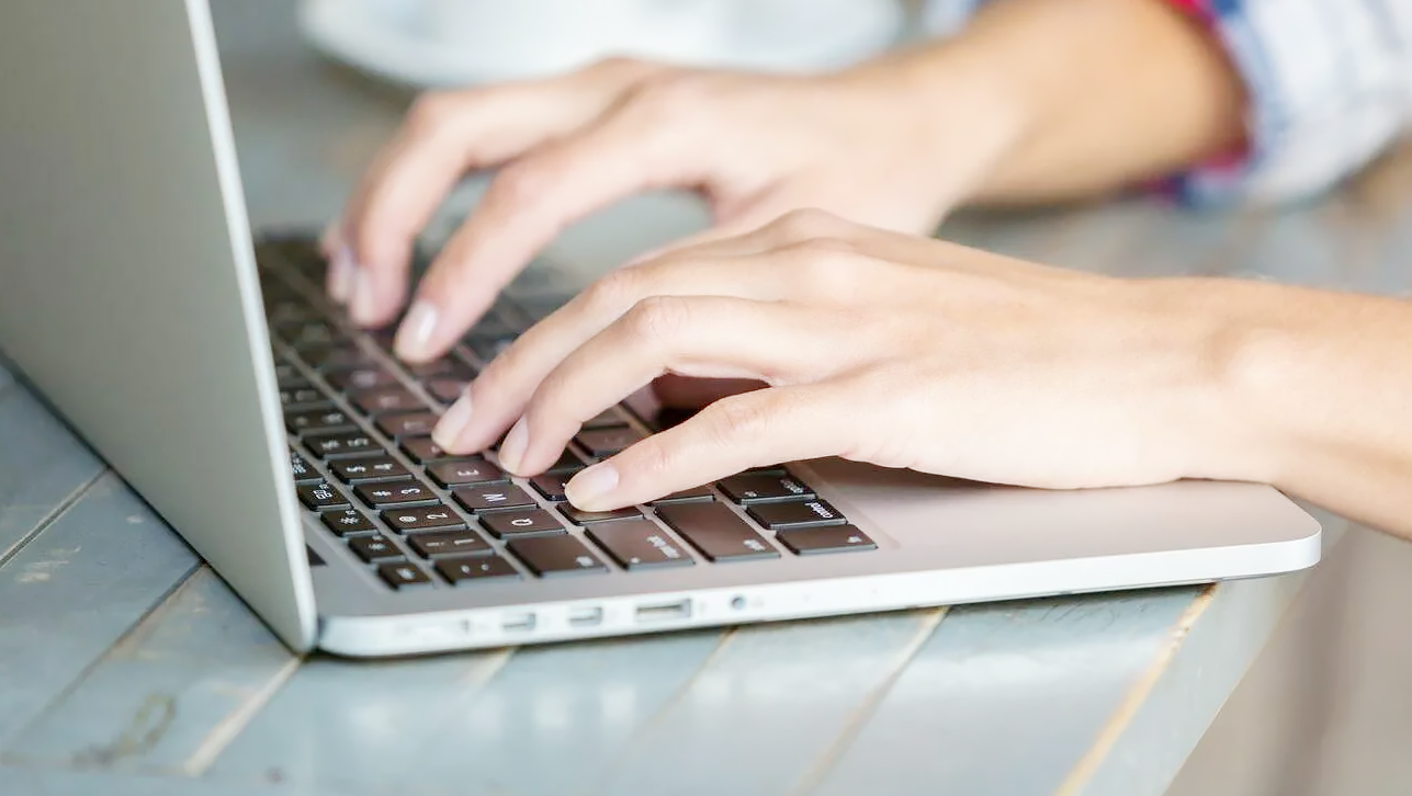 печатает на ноутбуке