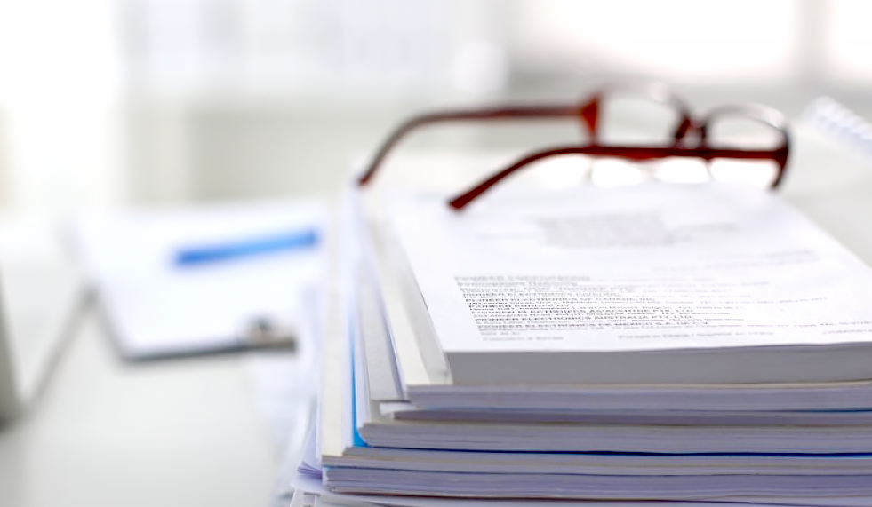 бумаги на столе