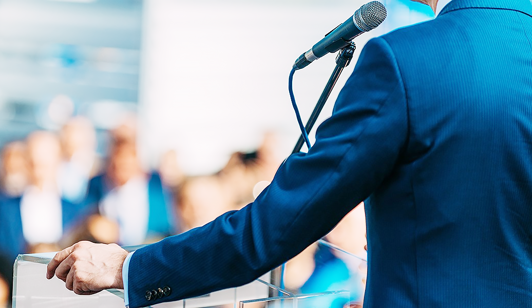 мужчина выступает