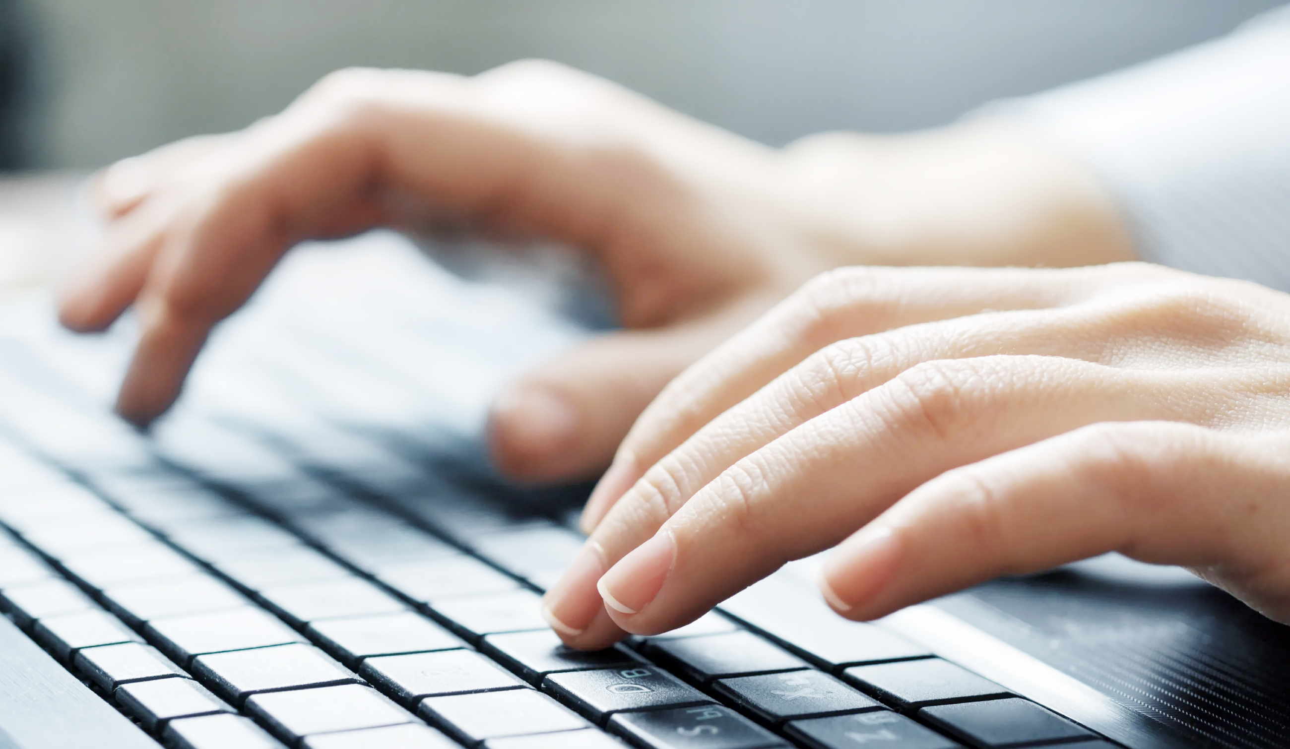 печатает на клавиатуре